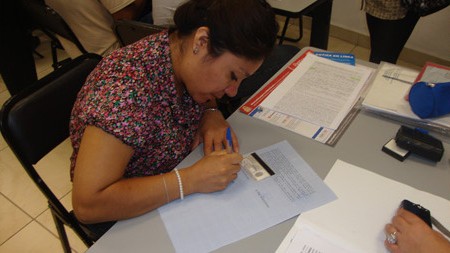Clienta firmando su trámite de crédito Infonavit